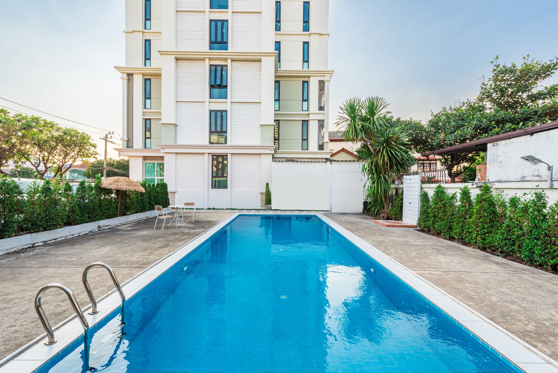 บรรยากาศสระว่ายน้ำยามเย็น - Zayn Hotel บางนา
