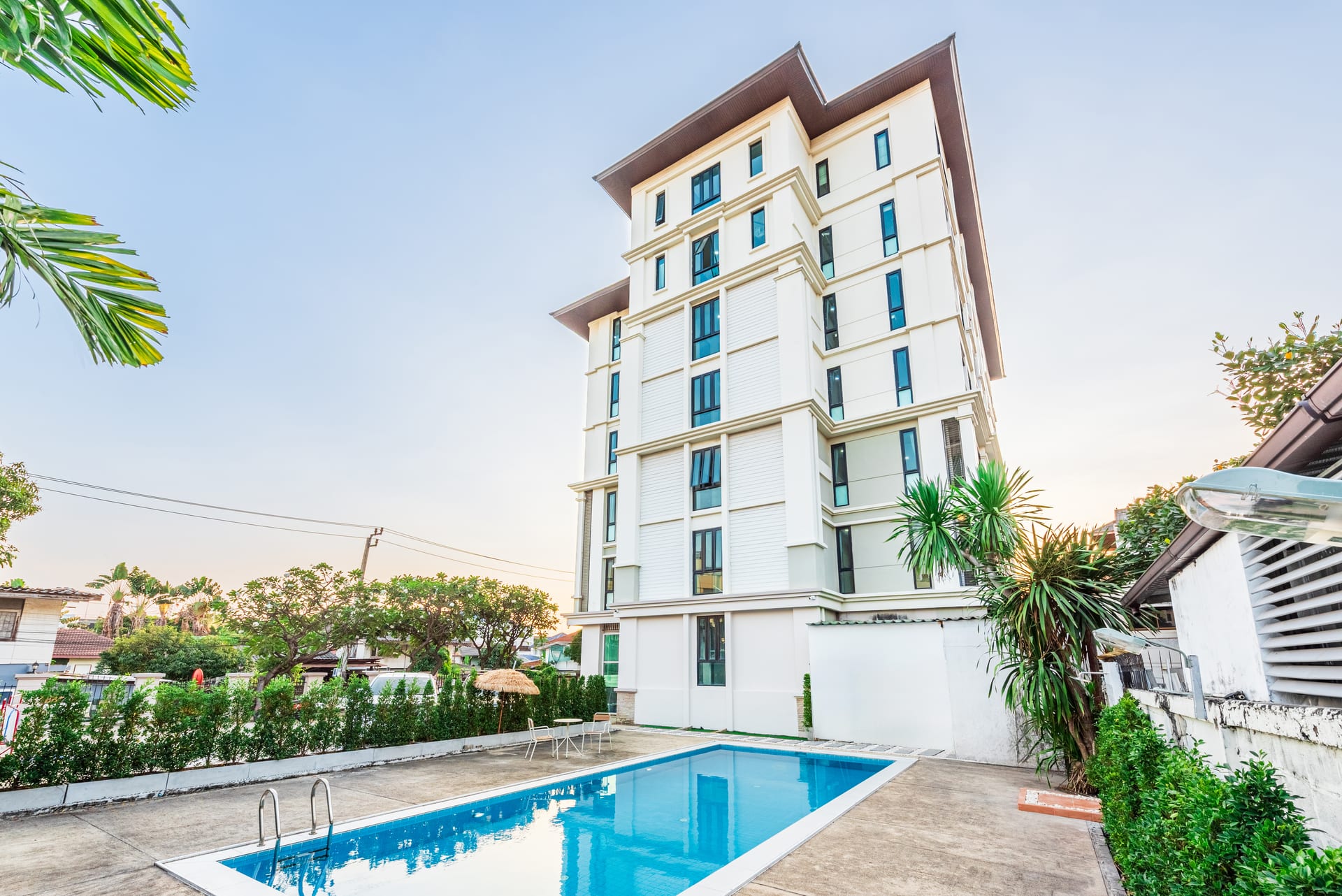 พื้นที่จอดรถและทางเข้าโรงแรม - Zayn Hotel บางนา