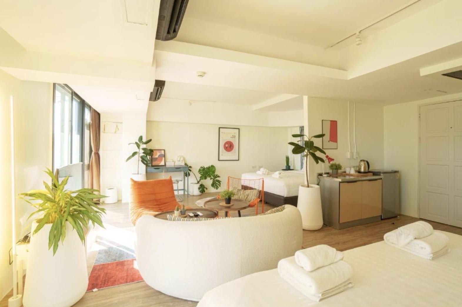 พื้นที่นั่งเล่น Suite Room - Zayn Hotel พร้อมพงษ์