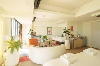 พื้นที่นั่งเล่น Suite Room - Zayn Hotel พร้อมพงษ์