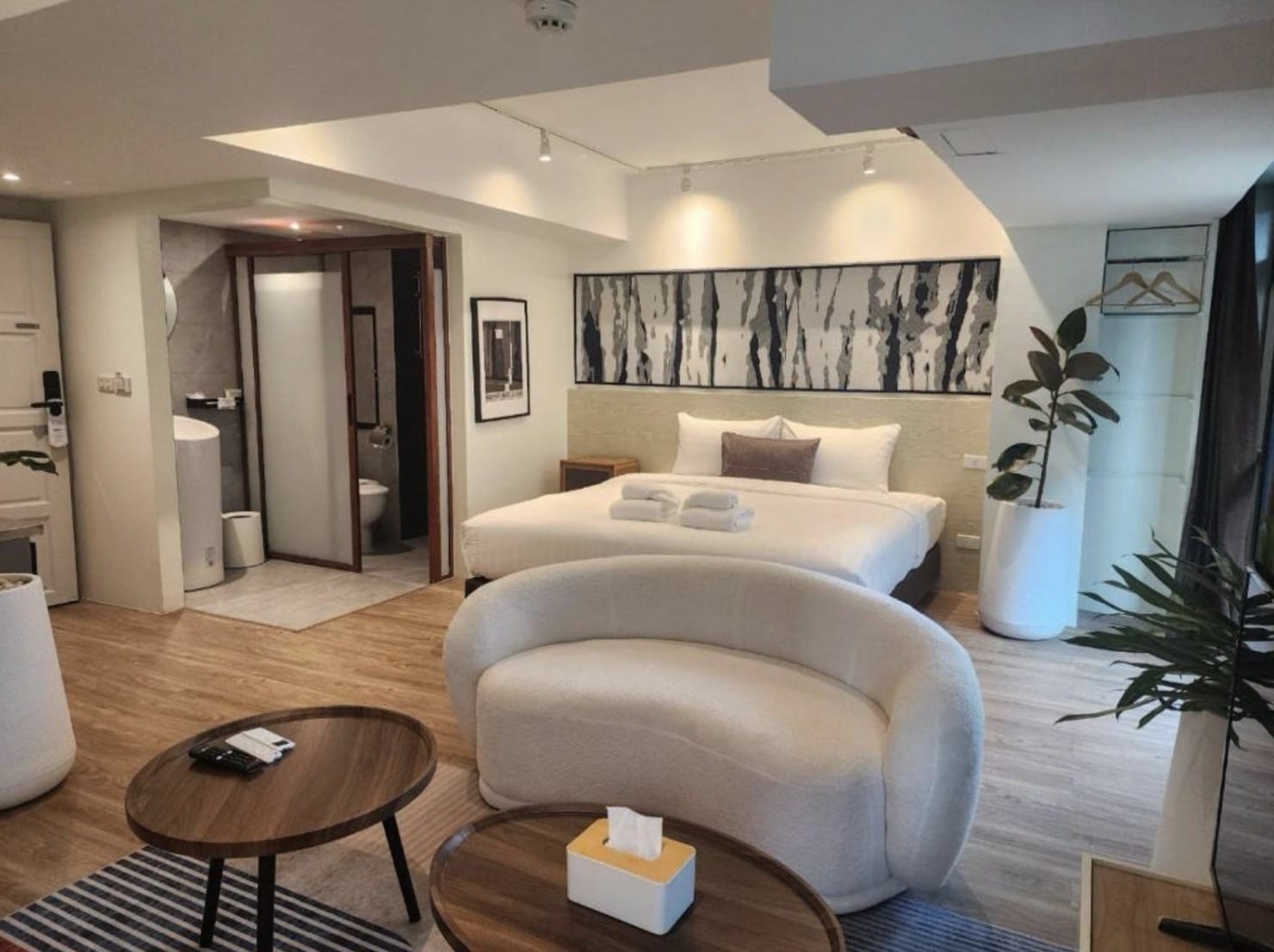 โต๊ะทำงาน Suite Room - Zayn Hotel พร้อมพงษ์